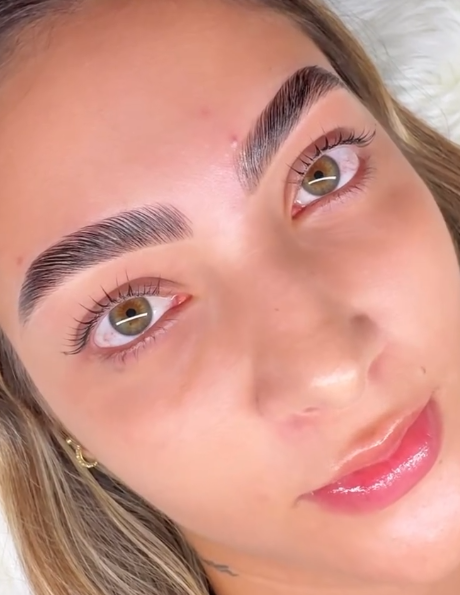 Antes de aplicar la solución, definimos la dirección exacta en la que te gusta peinar tus cejas. ¿Buscas un look más dramático y levantado, o prefieres una ceja más suave y natural que solo fije tu forma? Tú defines el mood, nosotros lo fijamos